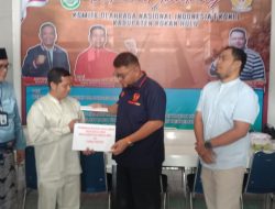 Ketum KONI Rokan Hulu Novliwanda Ade Putra ST M. Si, Serahkan Bantuan Ke Cabor Berprestasi
