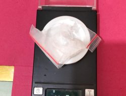 Polsek Tambusai Utara Gerebek Rumah Kontrakan di Desa Bangun Jaya ,”  Seorang Pengedar Diamankan dengan Barang Bukti 4,16 Gram Sabu.